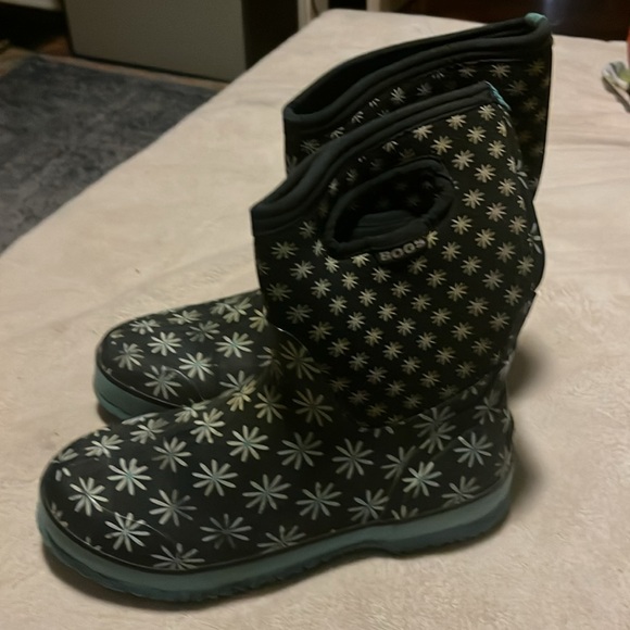 Bogs blue flower design rain boots.  Women’s size 9. - Picture 4 of 4